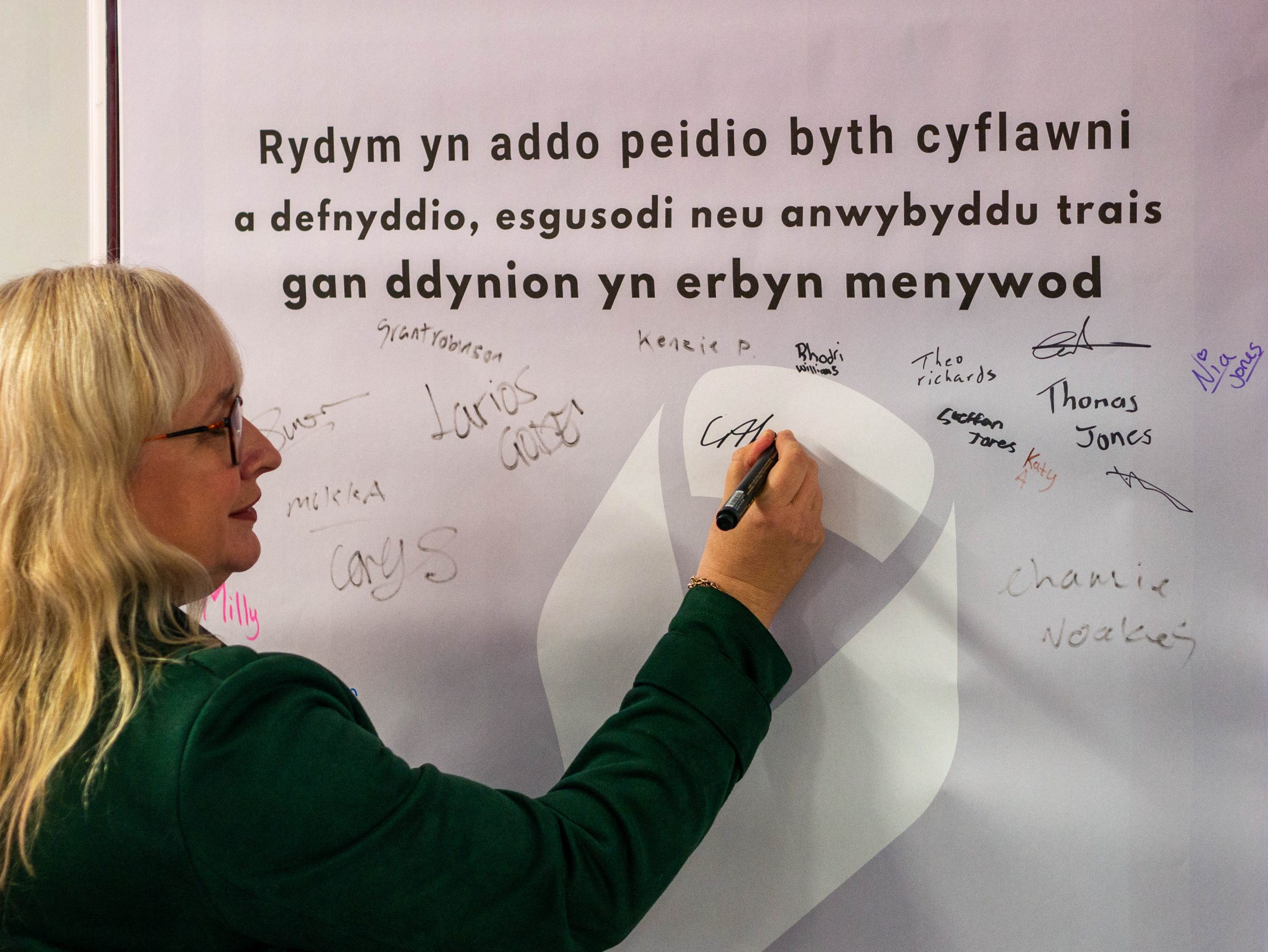 College Principal Catherine Lewis signing the White Ribbon Day pledge.